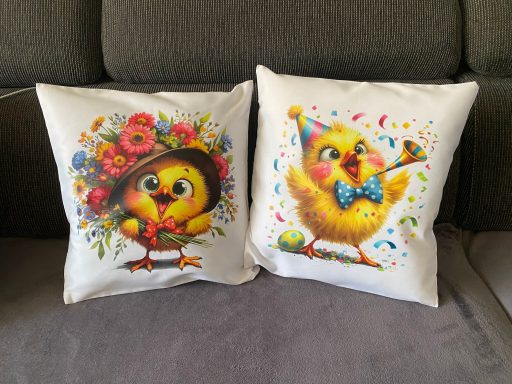 Kissen mit bunten, fröhlichen Kükenmotiven in festlicher Kleidung.