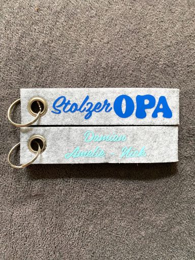 Graue Etiketten mit dem Text "Stolzer Opa" und dem Hinweis "Deutschlands bester Opa".