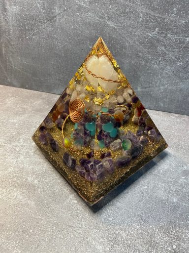 Pyramid aus Harz mit bunten Einslüssen und goldenem Draht.
