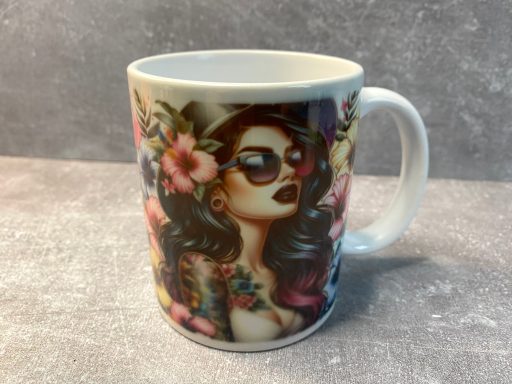 Kaffeetasse mit farbenfrohem, tätowiertem Frauenporträt und Blumenmotiv.