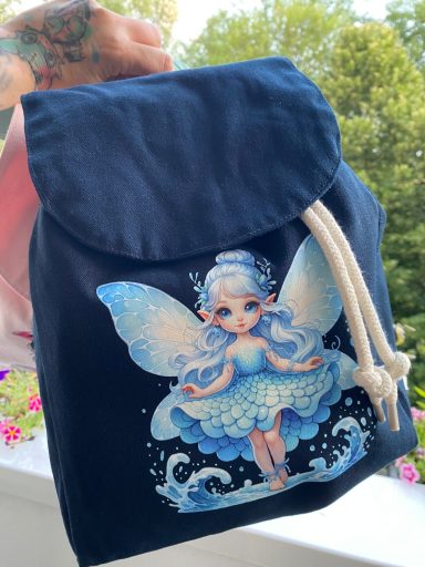 Dunkelblauer Rucksack mit einer blauen, feenartigen Zeichnung auf der Vorderseite.
