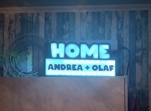 Leuchtendes Schild mit der Aufschrift "HOME ANDREA + OLAF".
